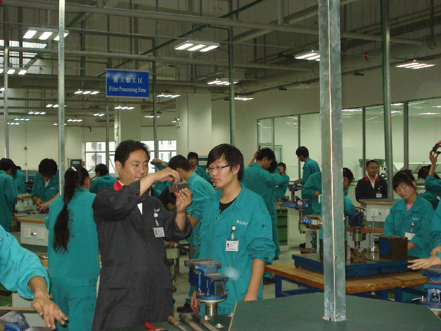 实习老师指导学生实习.JPG